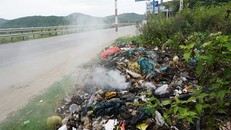 Rác thải sinh hoạt nằm ùn ứ 2 bên đường.