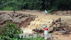 Mưa lũ làm sạt lở đường Quốc lộ 40B đoạn qua xã Tumơrông, huyện Tumơrông, tỉnh Kon Tum.