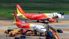 Do ảnh hưởng của bão số 4 nên nhiều hãng hàng không phải lùi giờ bay