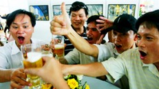 Có rất nhiều trường hợp đùa giỡn trong lúc nhậu khiến bạn tử vong. Ảnh minh hoạ