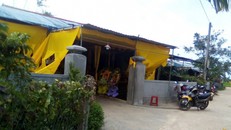 Người thân lo hậu sự cho ông N.N.C. 