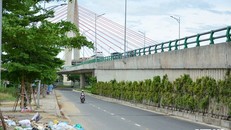 Ảnh: Núi phế thải án ngữ dưới chân cầu vượt lớn nhất Việt Nam