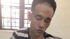 Nghi phạm cứa cổ bạn bố tử vong tại cơ quan điều tra.