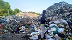 Tại bãi rác An Thới ở Phú Quốc, rác chất cao như núi