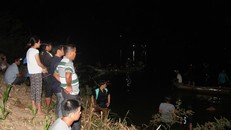 Người dân cùng lực lượng chức năng tìm kiếm thi thể 4 em nhỏ đuối nước tổi 31/8 ở Nghĩa Hành.