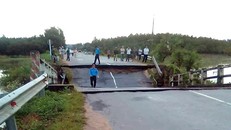 Chiếc cầu sập khiến tỉnh lộ bị chia cắt. Ảnh: Tư Huynh.