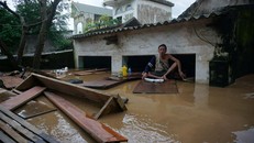 Mưa lũ kéo dài 5 ngày liên tiếp đã làm gần 12.000 ngôi nhà ở tỉnh Thanh Hóa bị ngập