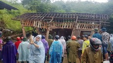 Một nhà dân ở xã Phong Niên bị đất, đá sạt lở vào gây hư hỏng nặng. (Ảnh: Duy Trinh)