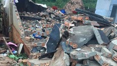 Cơn lốc xoáy làm nhiều nhà dân hư hỏng hoàn toàn.