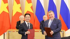 Tổng Bí thư Nguyễn Phú Trọng và Tổng thống Liên bang Nga Vladimir Putin chứng kiến lễ trao biên bản ghi nhớ hợp tác đầu tư giữa ông Đỗ Quang Hiển - Chủ tịch HĐQT SHB và ông Nikolay Kosov - Chủ tịch HĐQT Ngân hàng IIB.
