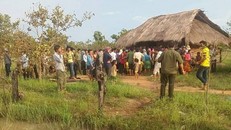 Lao xuống ao cứu con nhưng bất thành, hai mẹ con chết đuối thương tâm (Ảnh: Người dân kéo đến ngôi nhà của nạn nhân để cùng chia sẻ nổi đau).