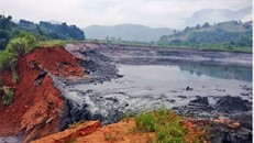 Hiện trường vụ vỡ đập hồ chứa quặng thải.