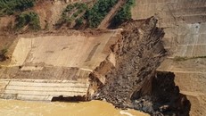 Vết sạt trượt vai phải mái đào hố xói đập tràn của Nhà máy Thủy điện Trung Sơn.