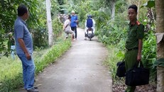 Cảnh sát khám nghiệm hiện trường xảy ra vụ án mạng.