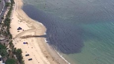 Nước cống xả đen ngòm gây hôi thối cả một khu vực.