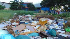 Đà Nẵng: Bãi rác lộ thiên trên đường Đinh Công Trứ, người dân khốn khổ