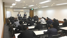 Các học sinh trong kỳ thi tuyển sinh cuối năm ngoái ở trường "Nghệ thuật Văn hóa Nhật - Trung" (tòa nhà màu trắng) tại Osaka