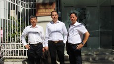 Luật sư Tú (ở giữa) và các cộng sự
