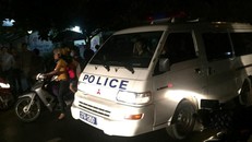 Xe chuyên dụng chở nghi phạm về trụ sở công an để làm việc