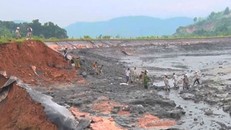 Hiện trường hồ chứa chất thải độc hại của nhà máy phân đạm Lào Cai bị vỡ