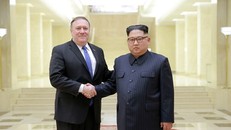 Ngoại trưởng Mỹ Mike Pompeo (trái) bắt tay lãnh đạo Triều Tiên Kim Jong-un trong chuyến thăm Bình Nhưỡng hồi tháng 5