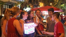 Du khách tham quan phố cổ Hà Nội