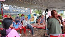 Người dân dựng bạt tôn, kê giường "dã chiến" để yêu cầu chính quyền trả lời dứt khoát việc di dời dân hay nhà máy