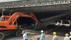 Hiện trường vụ sập giàn giáo ở hầm Thủ Thiềm, các công nhân đang khắc phục sự cố.