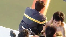 Cảnh sát đu dây cứu thanh niên ngáo đá ở cầu Thuận Phước