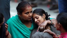 Gia đình nạn nhân trong vụ tàu đâm xuyên đám đông khóc ngất trước sự ra đi của người thân