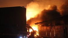 Xưởng gỗ bị thiêu rụi trong đêm. Ảnh: CTV