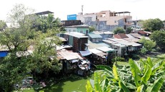  Nhiều hộ dân lấn chiếm mặt nước và xả rác thải xuống di tích Hộ thành hào