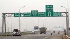 Sở GTVT Hà Nội tổ chức phân luồng giao thông tại hầm chui số 3 Đại lộ Thăng Long theo hướng từ trái sang phải.