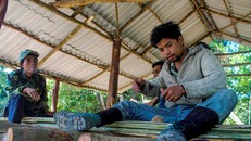 Dân dựng trại thay phiên bảo vệ gần 1.000 ha rừng