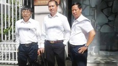 Luật sư Trương Anh Tú (đứng giữa) yêu cầu Công ty Vịnh Thiên Đường bồi thường trên 8 tỷ đồng.