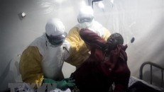 Nhân viên y tế điều trị cho bệnh nhân nhiễm Ebola tại Beni, CHDC Congo