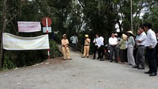 Người dân căng băng rôn, trình bày bức xúc với đại diện Sở Tài nguyên và Môi trường tỉnh Tiền Giang