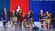 Một điệu múa truyền thống trong lễ cúng trưởng thành được tái hiện trên sân khấu. 