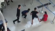 Ba thanh niên hành hung nữ nhân viên hàng không. Ảnh cắt từ video.