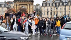 Học sinh trung học chặn đường để biểu tình phản đối cải cách giáo dục tại Bordeaux