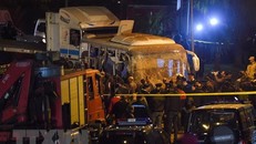 Lực lượng chức năng điều tra tại hiện trường vụ đánh bom xe khách ở quận Haram, tỉnh Giza, Ai Cập tối 28/12