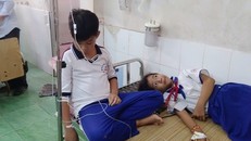 Các em học sinh được điều trị tại Bệnh viện đa khoa huyện Trần Văn Thời. (Ảnh: Huỳnh Thế Anh/TTXVN)