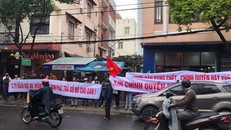 Nhiều khách hàng tập trung trước trụ sở Công ty Bách Đạt An căng băng rôn đòi quyền lợi như cam kết trong hợp đồng 