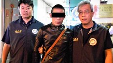 Một trong các nghi phạm bị Cơ quan Di trú Đài Loan bắt giữ