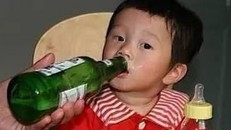  Đừng giết chết con vì hành động 'nhấp một ngụm rượu cho biết mùi vị'