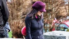  Bà Mạnh Vãn Châu xuất hiện bên ngoài ngôi nhà của mình tại Vancourver ngày 10/1