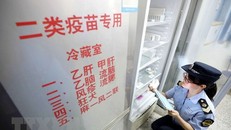 Lực lượng chức năng kiểm tra việc cung ứng vắcxin tại Dung An, khu tự trị dân tộc Choang Quảng Tây, Trung Quốc ngày 23/7. (Nguồn: EPA/TTXVN)