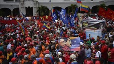 Người dân Venezuela tham gia tuần hành ủng hộ Chính phủ của Tổng thống Nicolas Maduro tại thủ đô Caracas ngày 23/1/2019. Ảnh: AFP/TTXVN