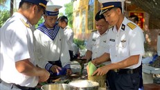 Cán bộ, chiến sĩ đảo Nam Yết gói bánh chưng xanh đón Xuân Kỷ Hợi 2019