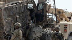 Binh sĩ Mỹ điều tra tại hiện trường một vụ đánh bom liều chết ở Jalalabad, Afghanistan, ngày 10/4/2015